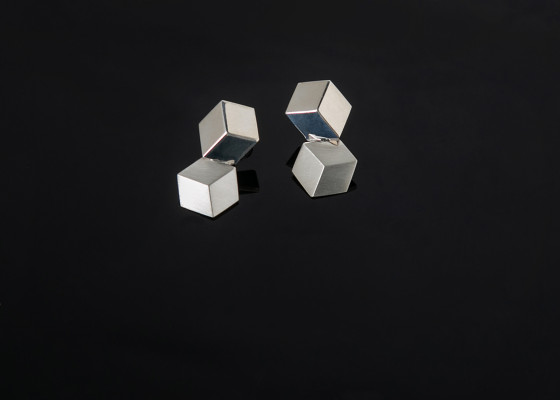 Falling cubes